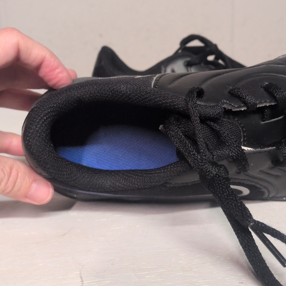 Nike Kids' Tiempo Legend 10 Club Indoor Soccer Shoes 2Y like new - Picture 6 of 7